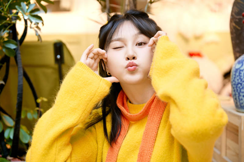 冬季在网红打卡店探店拍照的东方美女图片