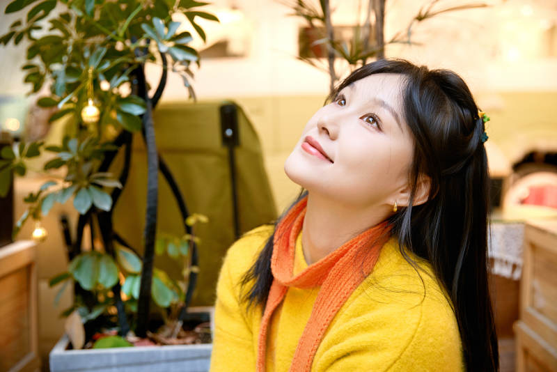 冬季在网红打卡店探店拍照的东方美女图片