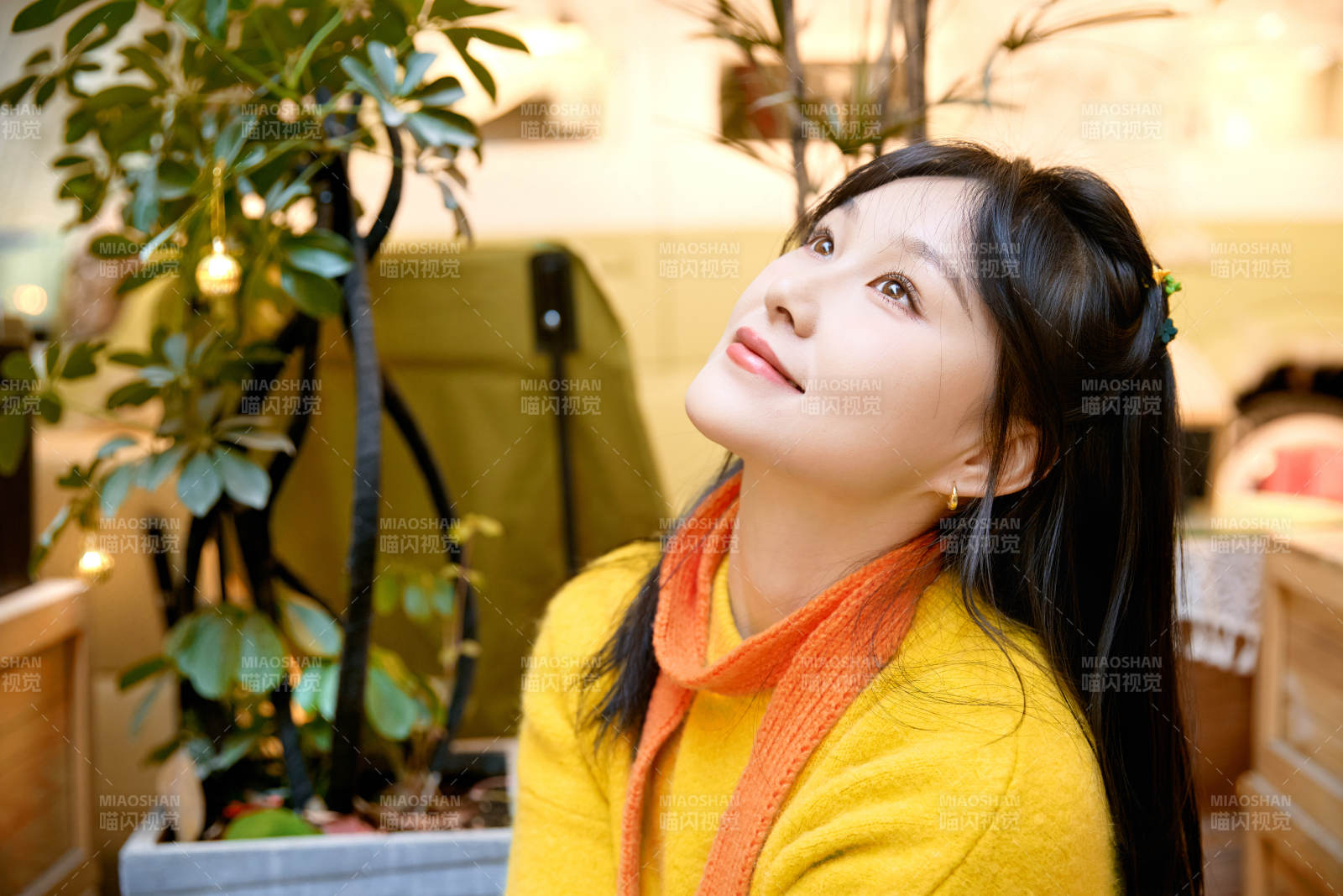 冬季在网红打卡店探店拍照的东方美女图片