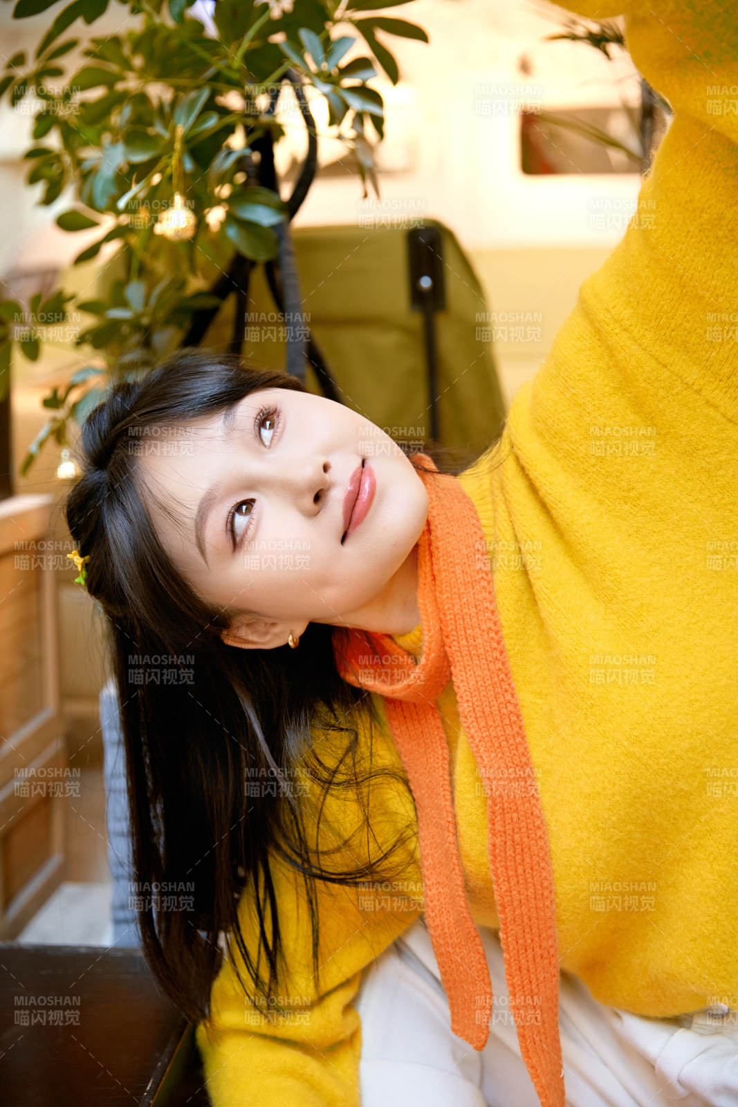 冬季在网红打卡店探店拍照的东方美女图片