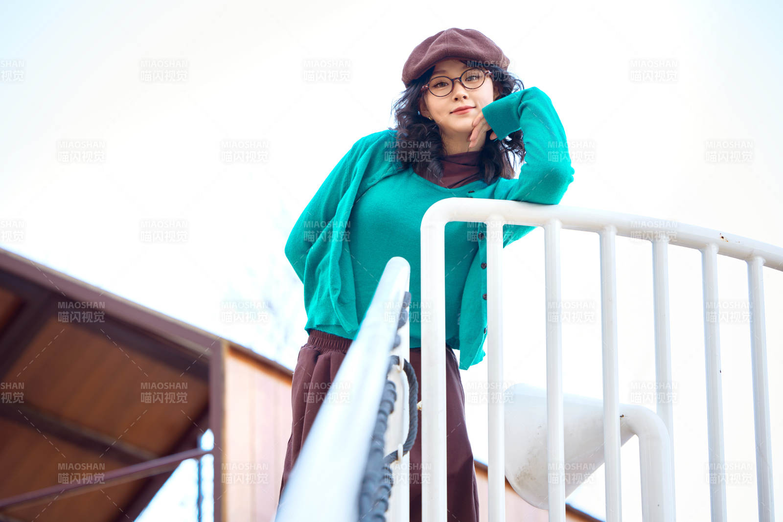 初冬季节在户外拍照的亚洲美女图片