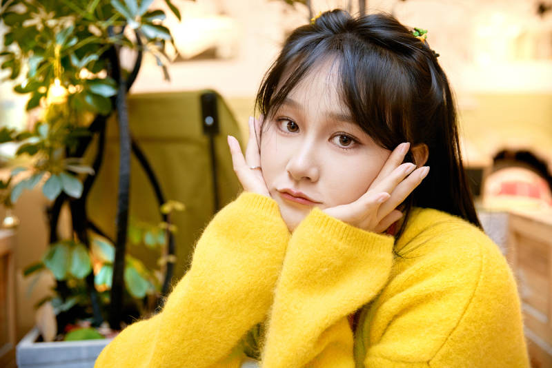 冬季在网红打卡店探店拍照的东方美女图片