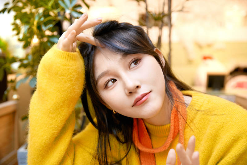 冬季在网红打卡店探店拍照的东方美女图片