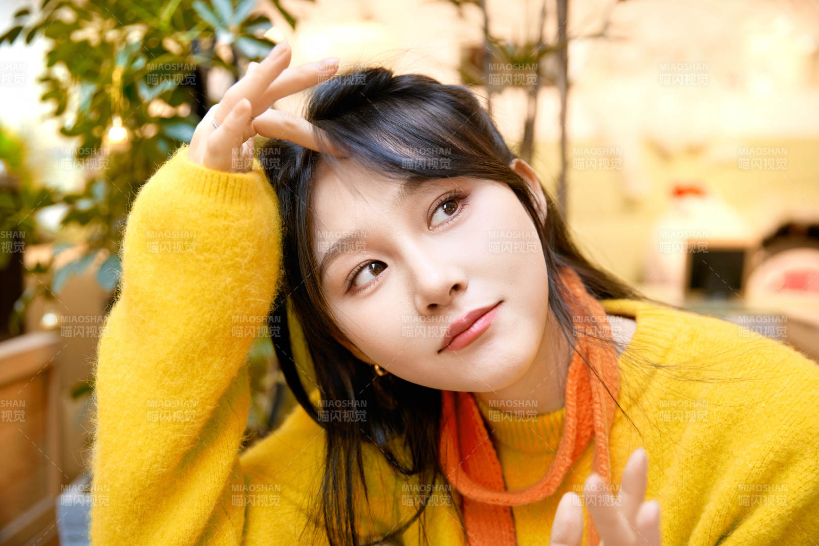 冬季在网红打卡店探店拍照的东方美女图片