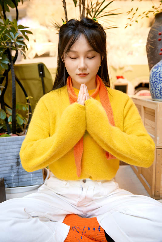 冬季在网红打卡店探店拍照的东方美女图片