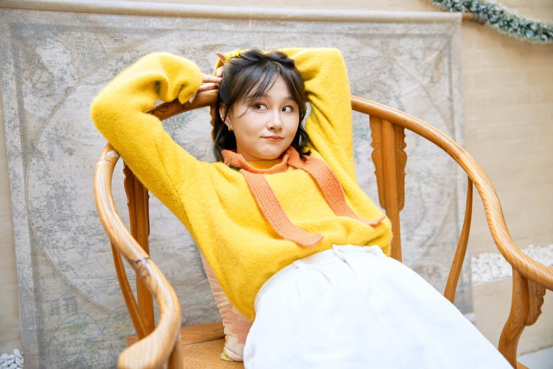 冬季在网红打卡店探店拍照的东方美女图片