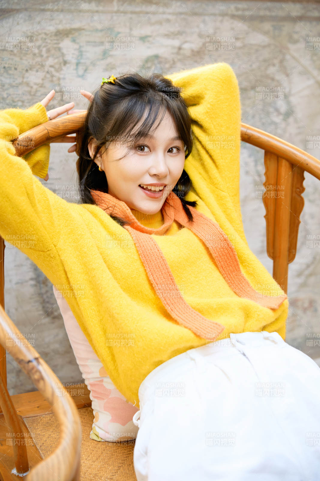 冬季在网红打卡店探店拍照的东方美女图片