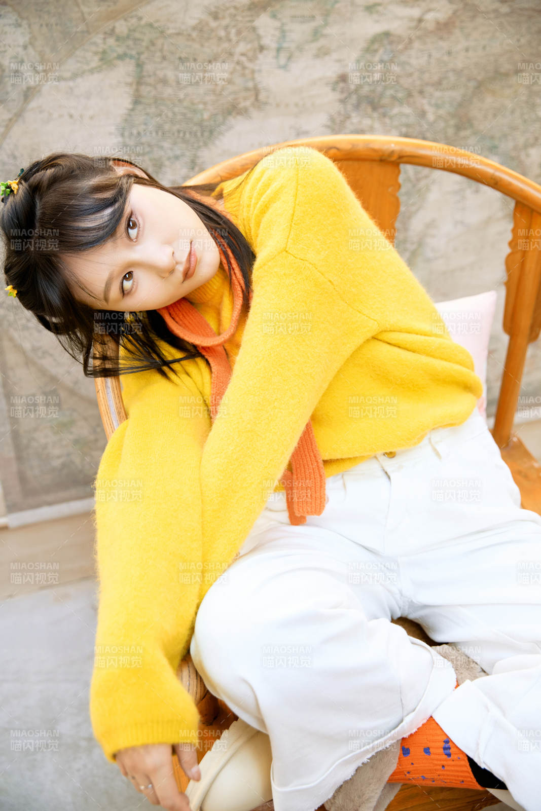 冬季在网红打卡店探店拍照的东方美女图片