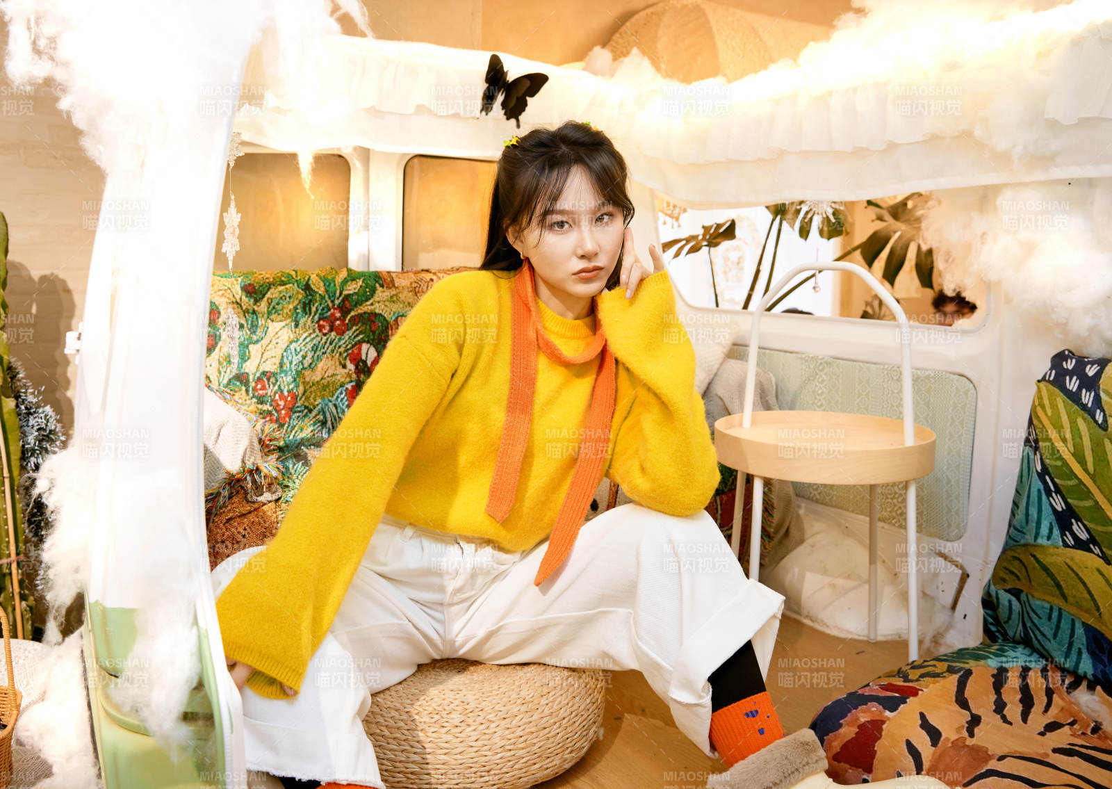 冬季在网红打卡店探店拍照的东方美女图片