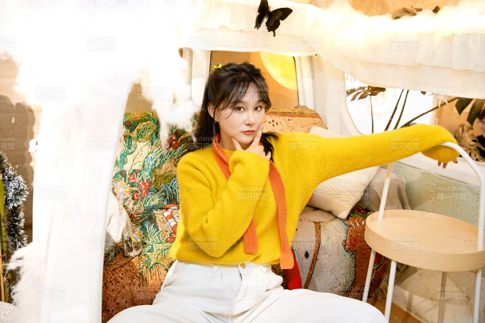 冬季在网红打卡店探店拍照的东方美女图片