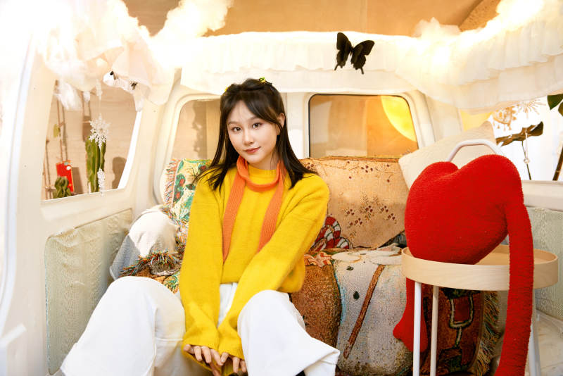 冬季在网红打卡店探店拍照的东方美女图片