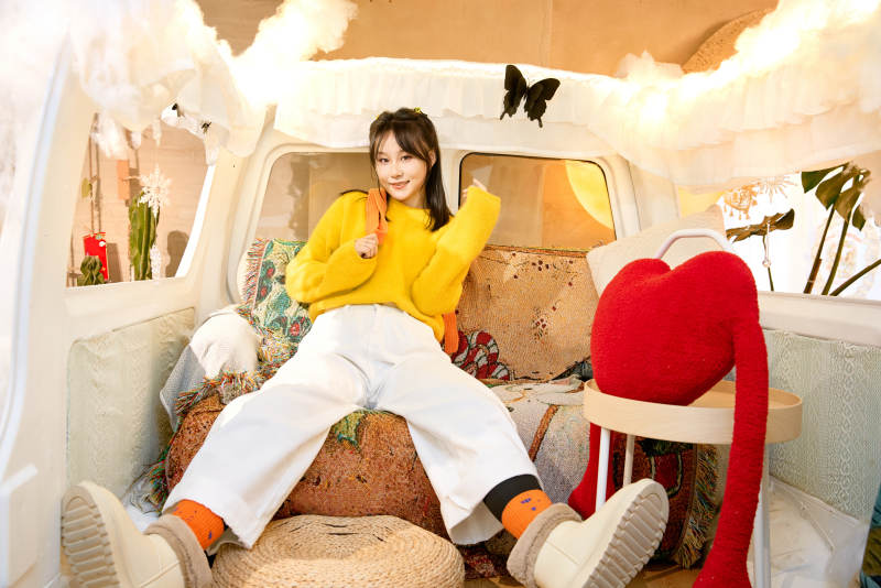 冬季在网红打卡店探店拍照的东方美女图片