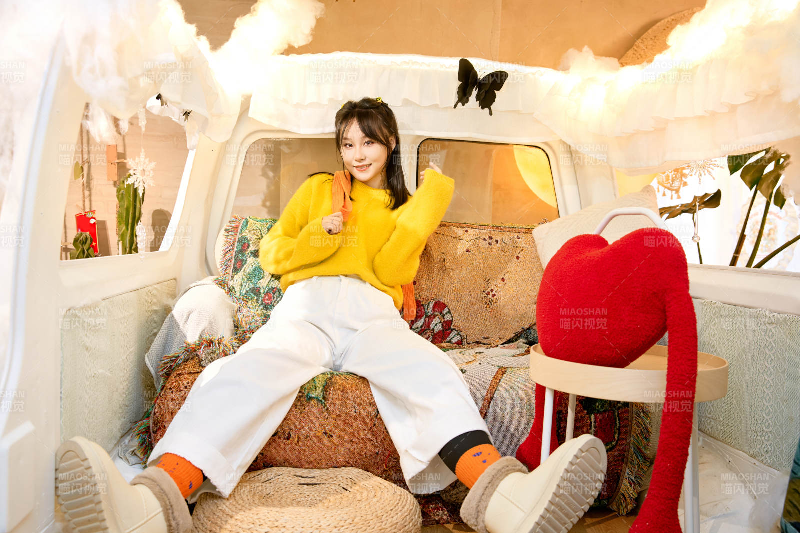 冬季在网红打卡店探店拍照的东方美女图片