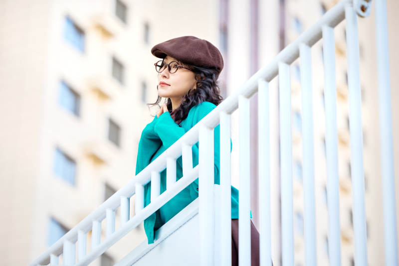 初冬季节在户外拍照的亚洲美女图片
