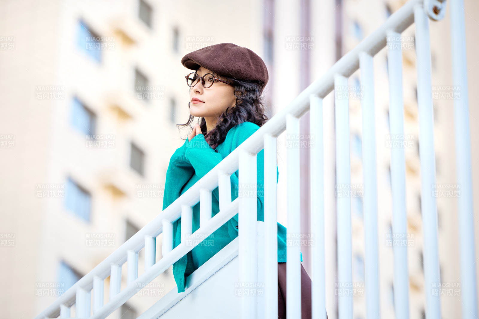 初冬季节在户外拍照的亚洲美女图片