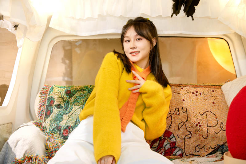 冬季在网红打卡店探店拍照的东方美女图片