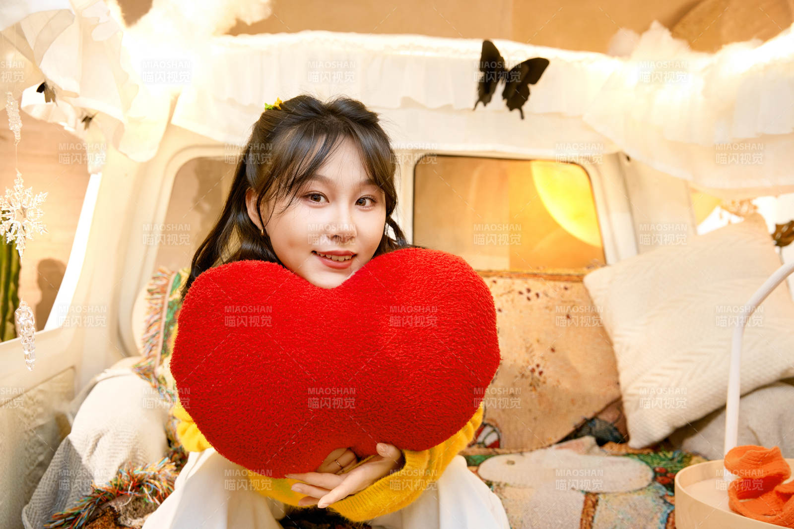 冬季在网红打卡店探店拍照的东方美女图片