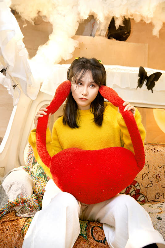 冬季在网红打卡店探店拍照的东方美女图片