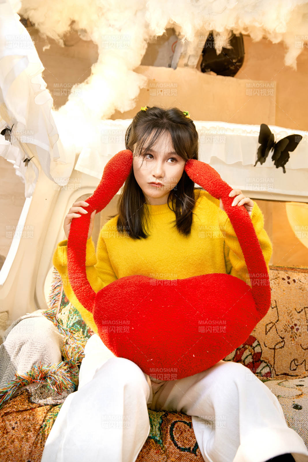 冬季在网红打卡店探店拍照的东方美女图片