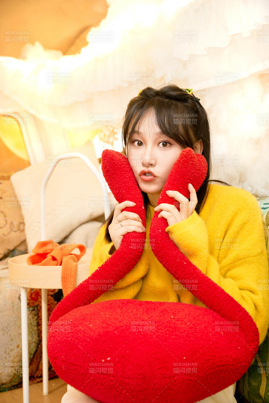 冬季在网红打卡店探店拍照的东方美女图片