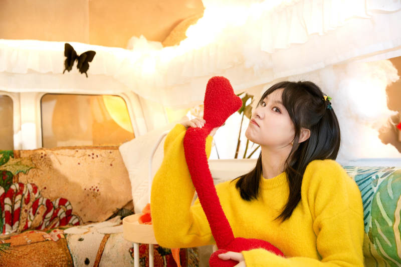 冬季在网红打卡店探店拍照的东方美女图片