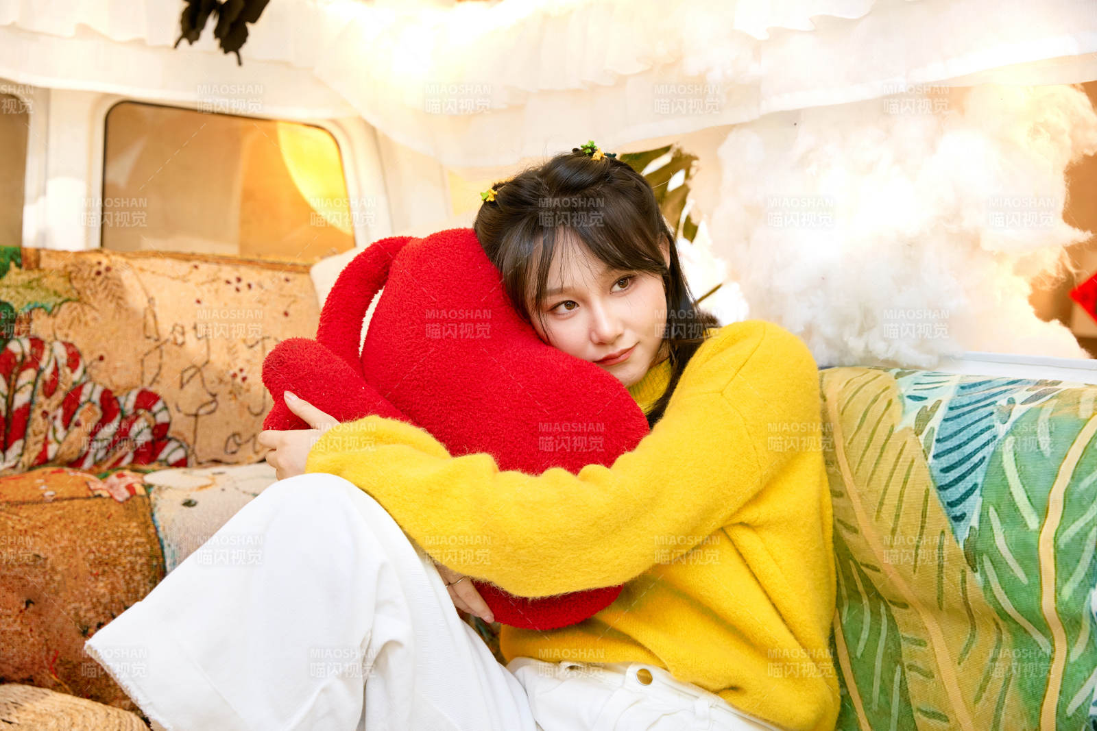 冬季在网红打卡店探店拍照的东方美女图片