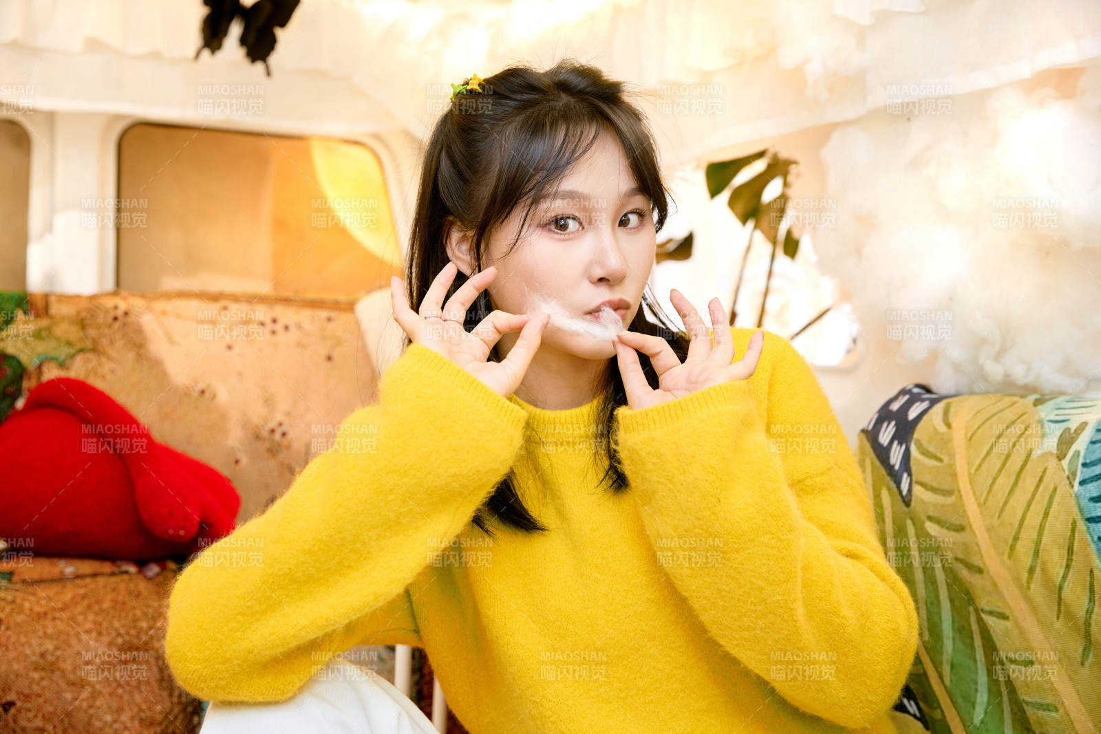 冬季在网红打卡店探店拍照的东方美女图片