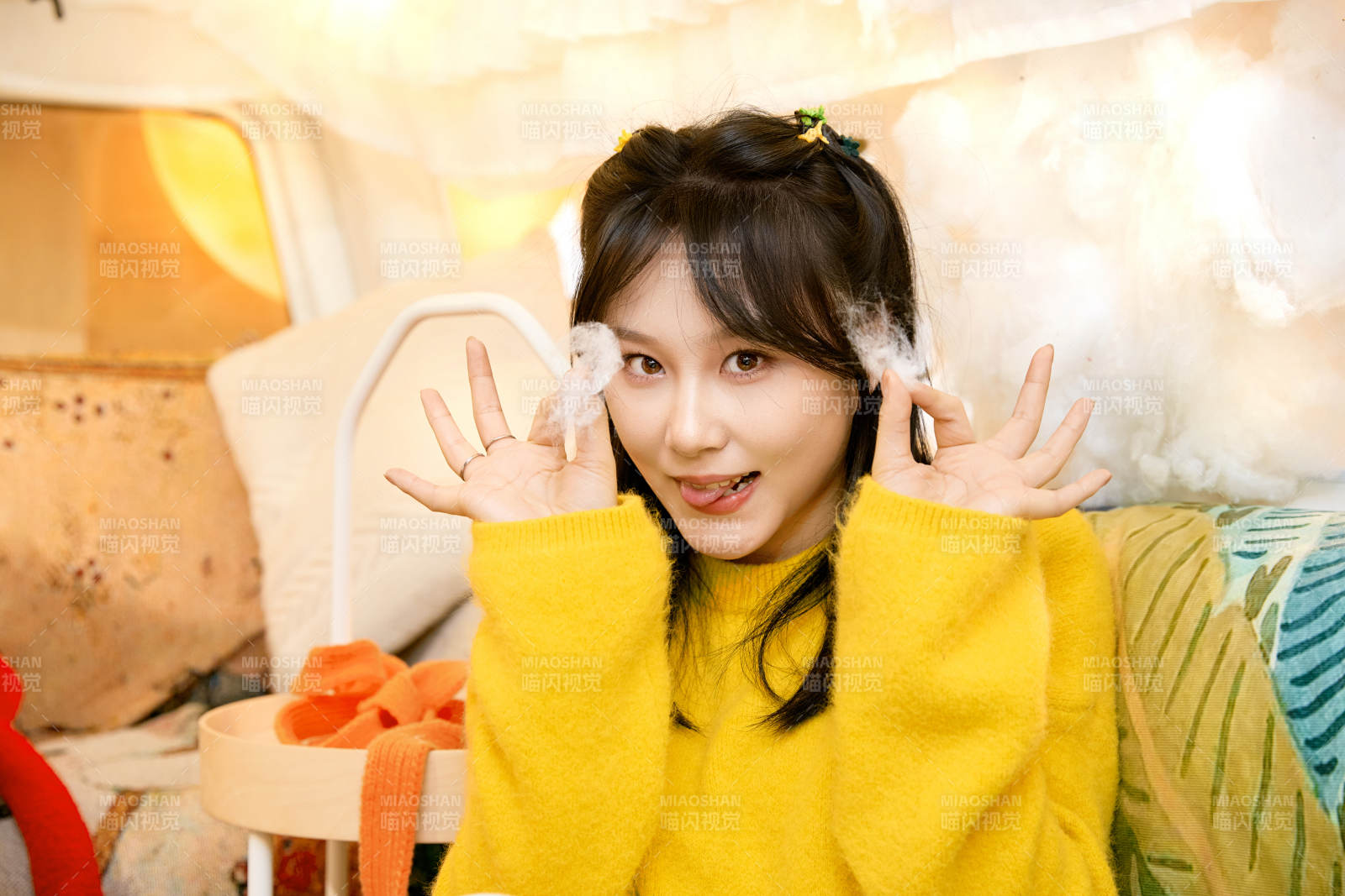 冬季在网红打卡店探店拍照的东方美女图片