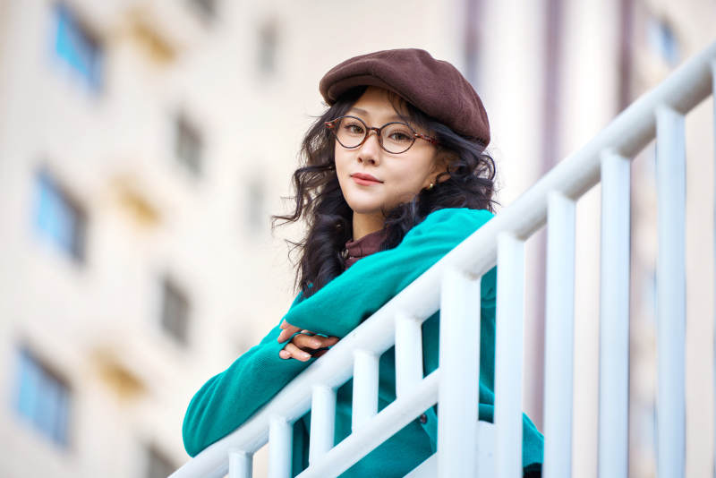 初冬季节在户外拍照的亚洲美女图片