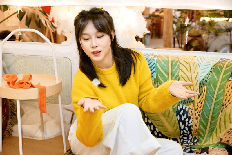 冬季在网红打卡店探店拍照的东方美女图片