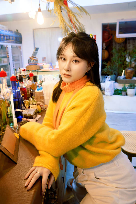 冬季在网红打卡店探店拍照的东方美女图片