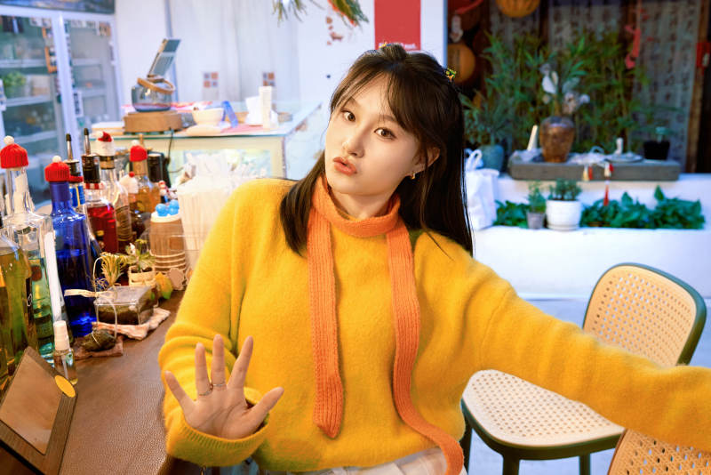 冬季在网红打卡店探店拍照的东方美女图片