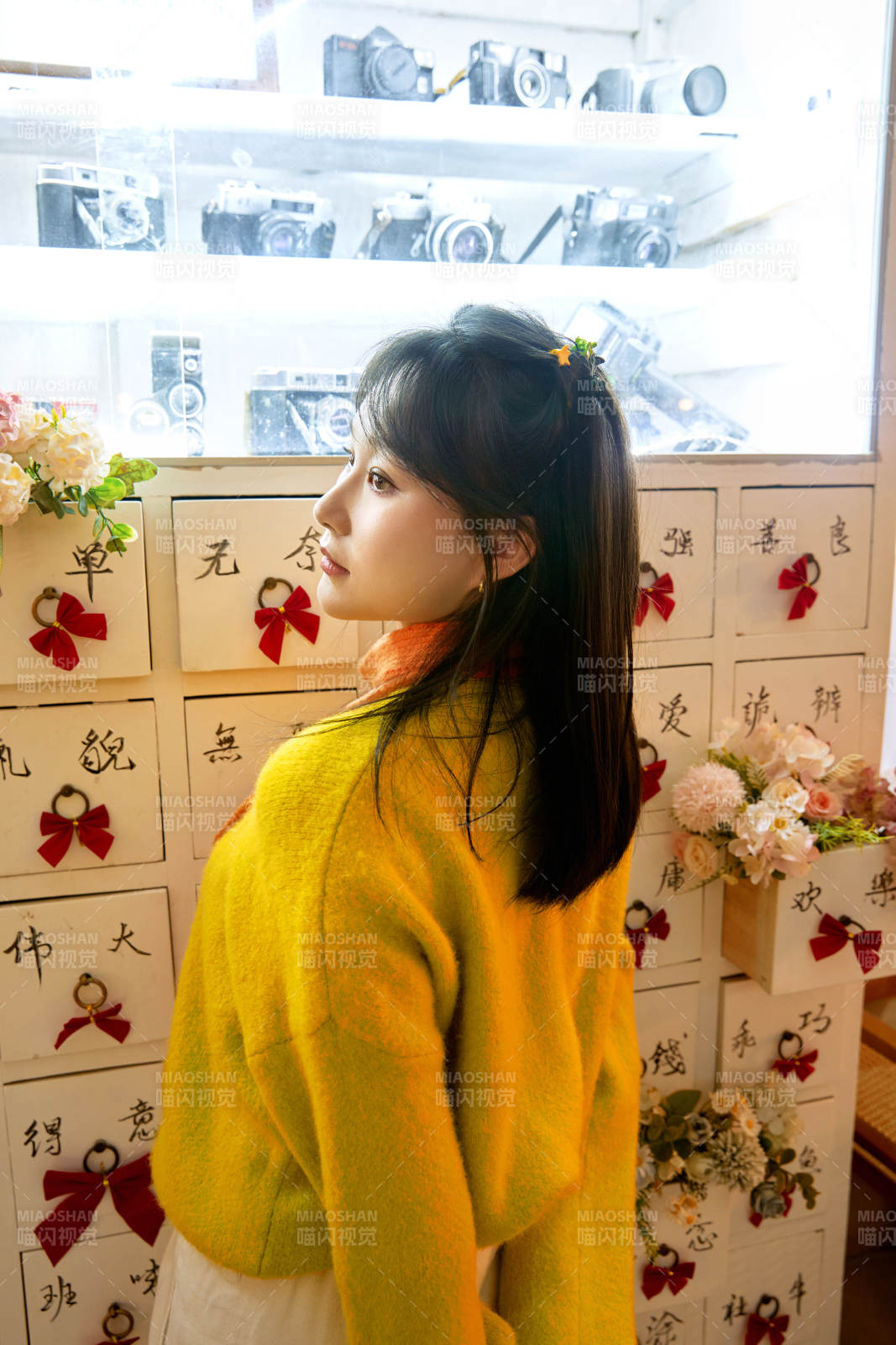 冬季在网红打卡店探店拍照的东方美女图片