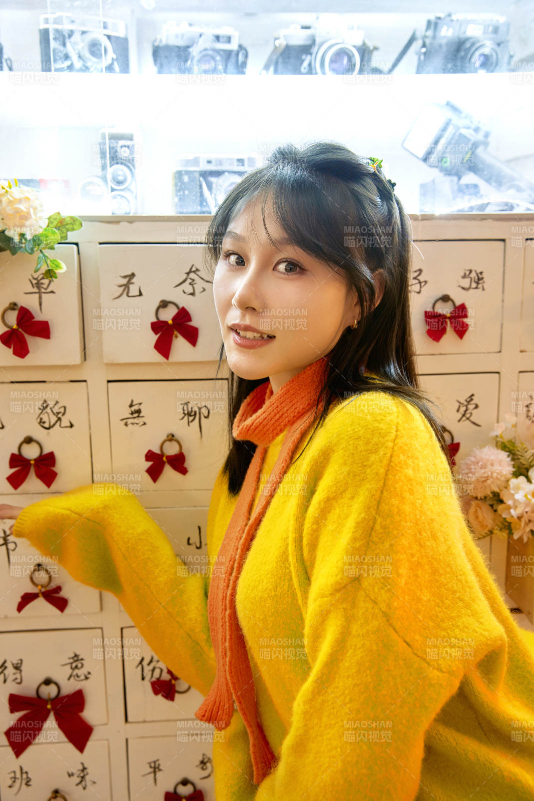 冬季在网红打卡店探店拍照的东方美女图片