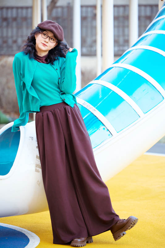 初冬季节在户外拍照的亚洲美女图片