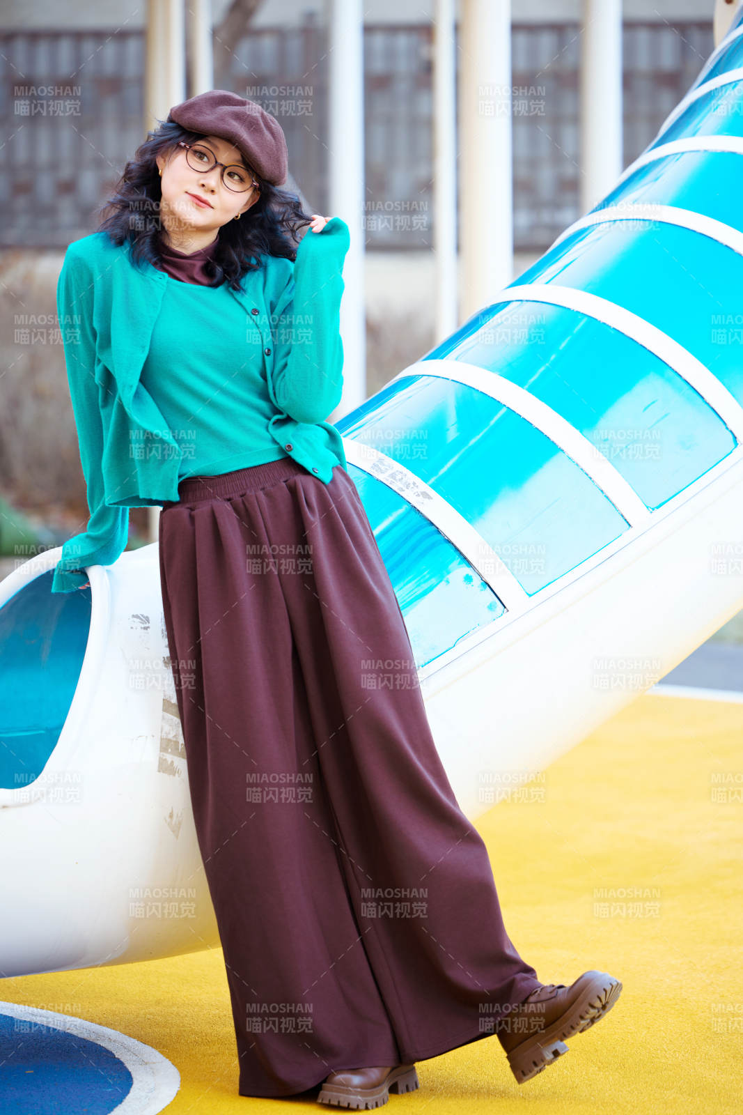 初冬季节在户外拍照的亚洲美女图片