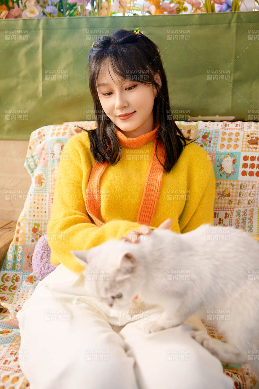 假日在猫咖啡店与猫咪嬉戏的亚洲美女图片