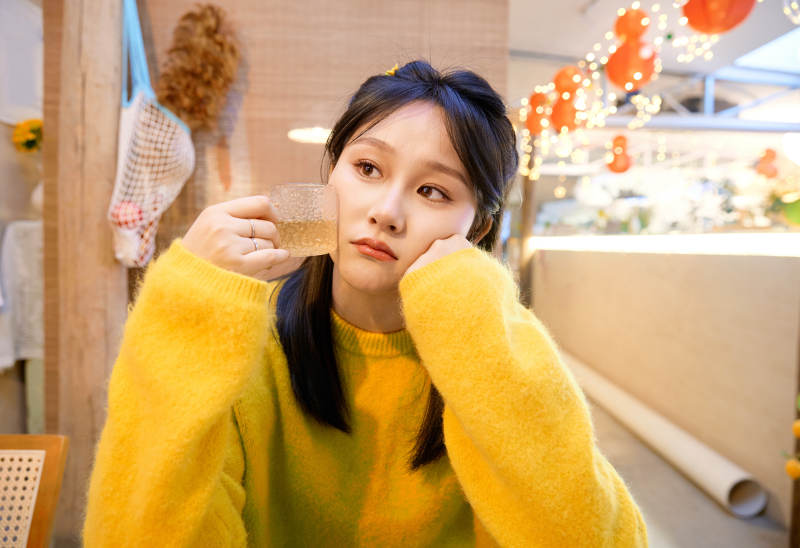 在咖啡店演奏钢琴的东方美女图片