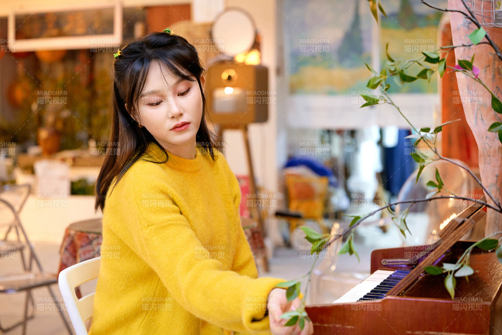 在咖啡店演奏钢琴的东方美女图片