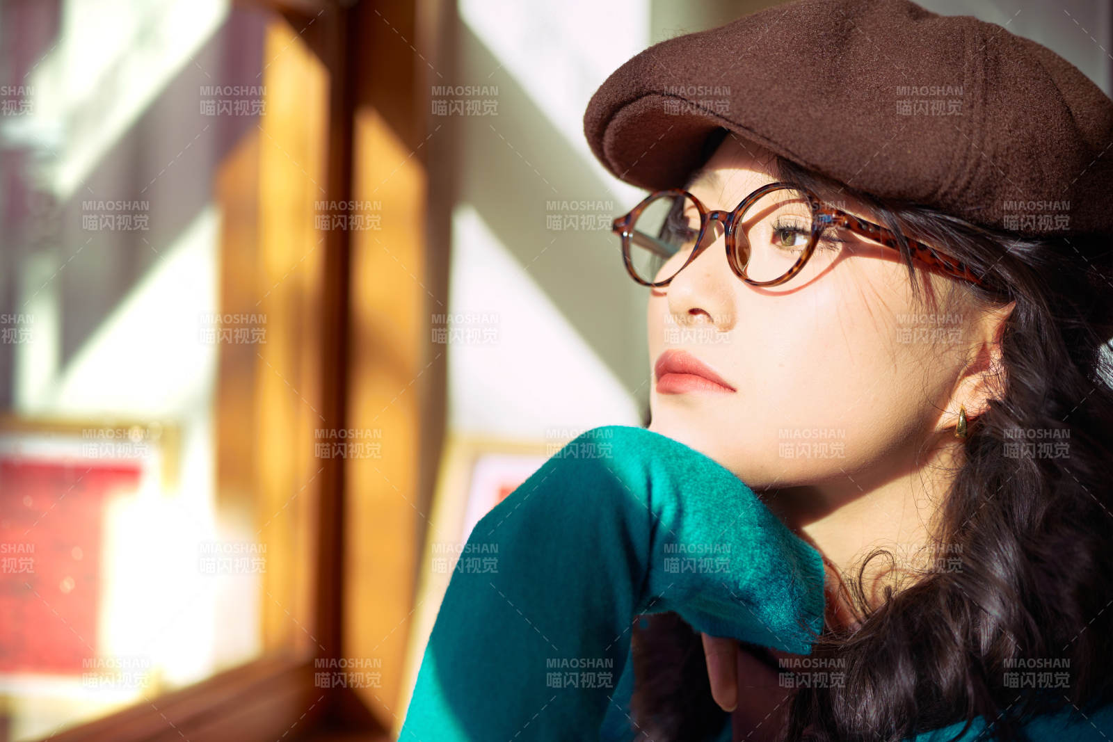 冬日午后坐在咖啡店吃蛋糕喝咖啡的亚洲美女图片