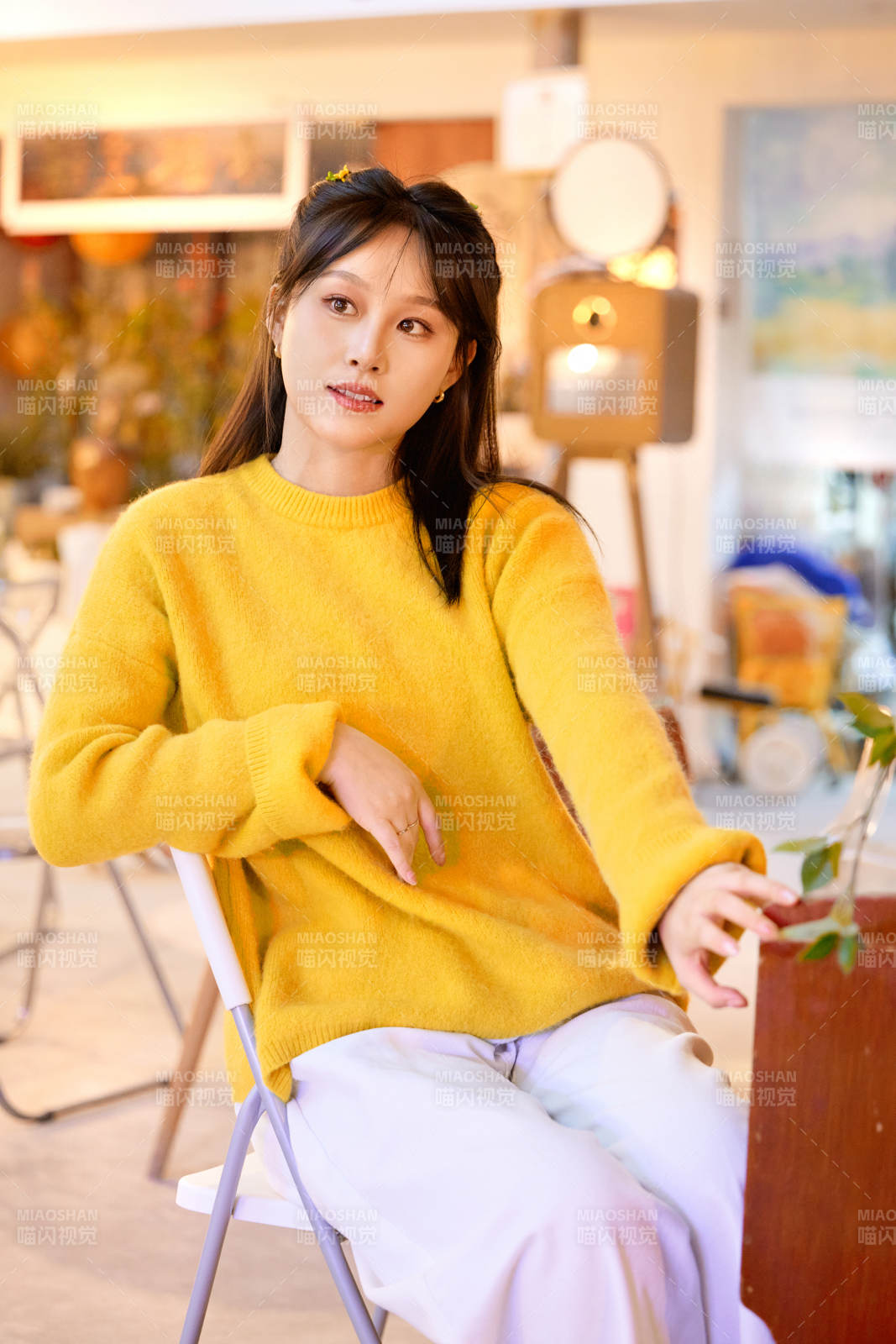 在咖啡店演奏钢琴的东方美女图片