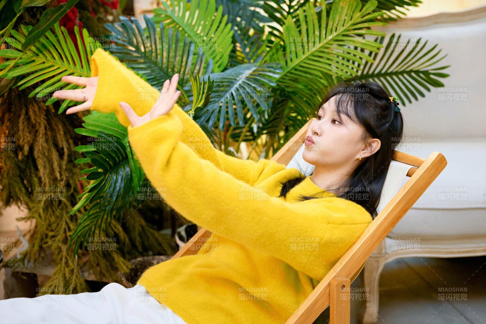 冬季在网红打卡店探店拍照的东方美女图片