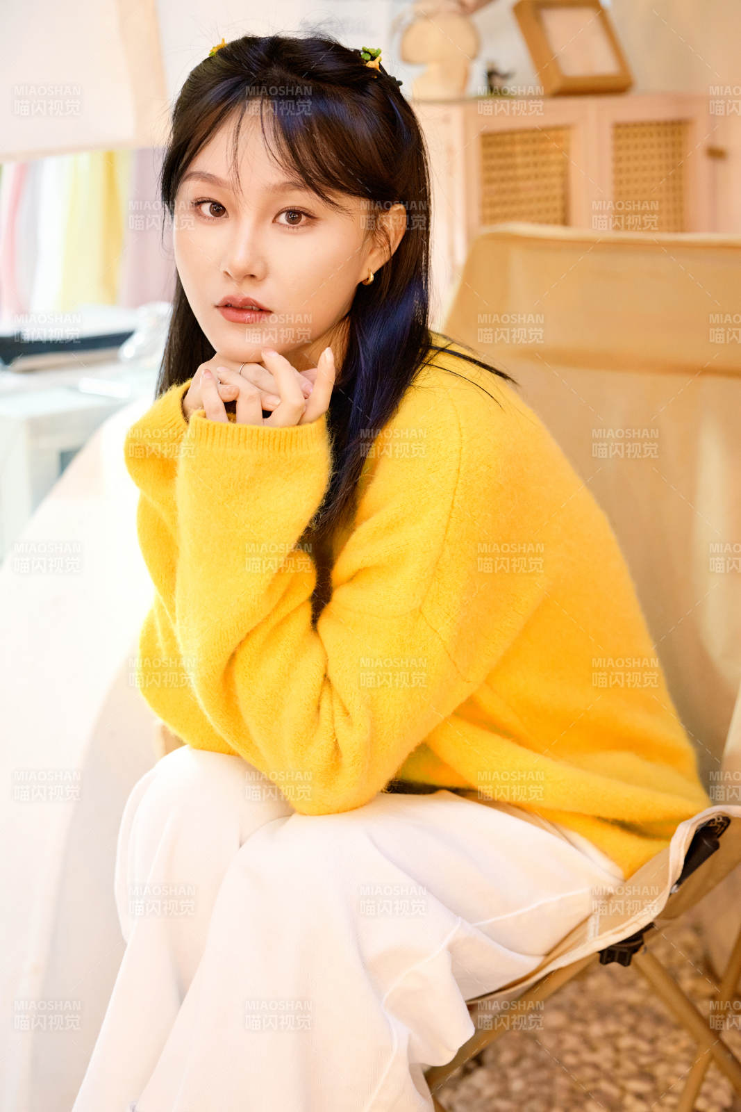 冬季在网红打卡店探店拍照的东方美女图片