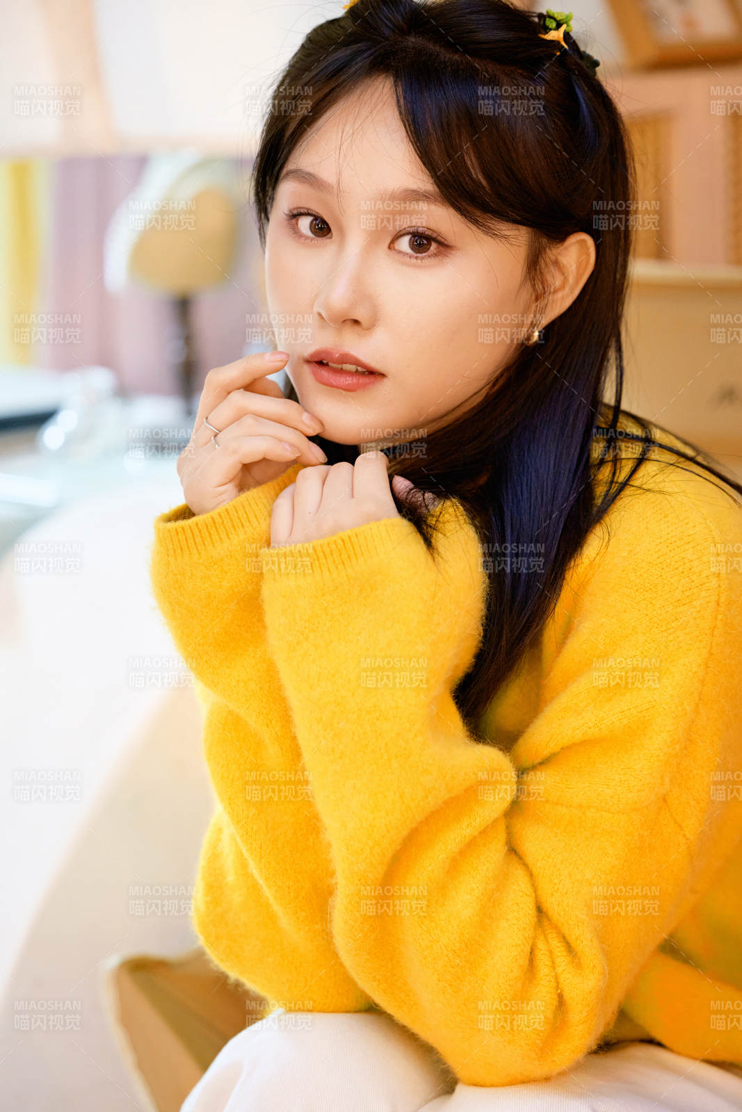 冬季在网红打卡店探店拍照的东方美女图片