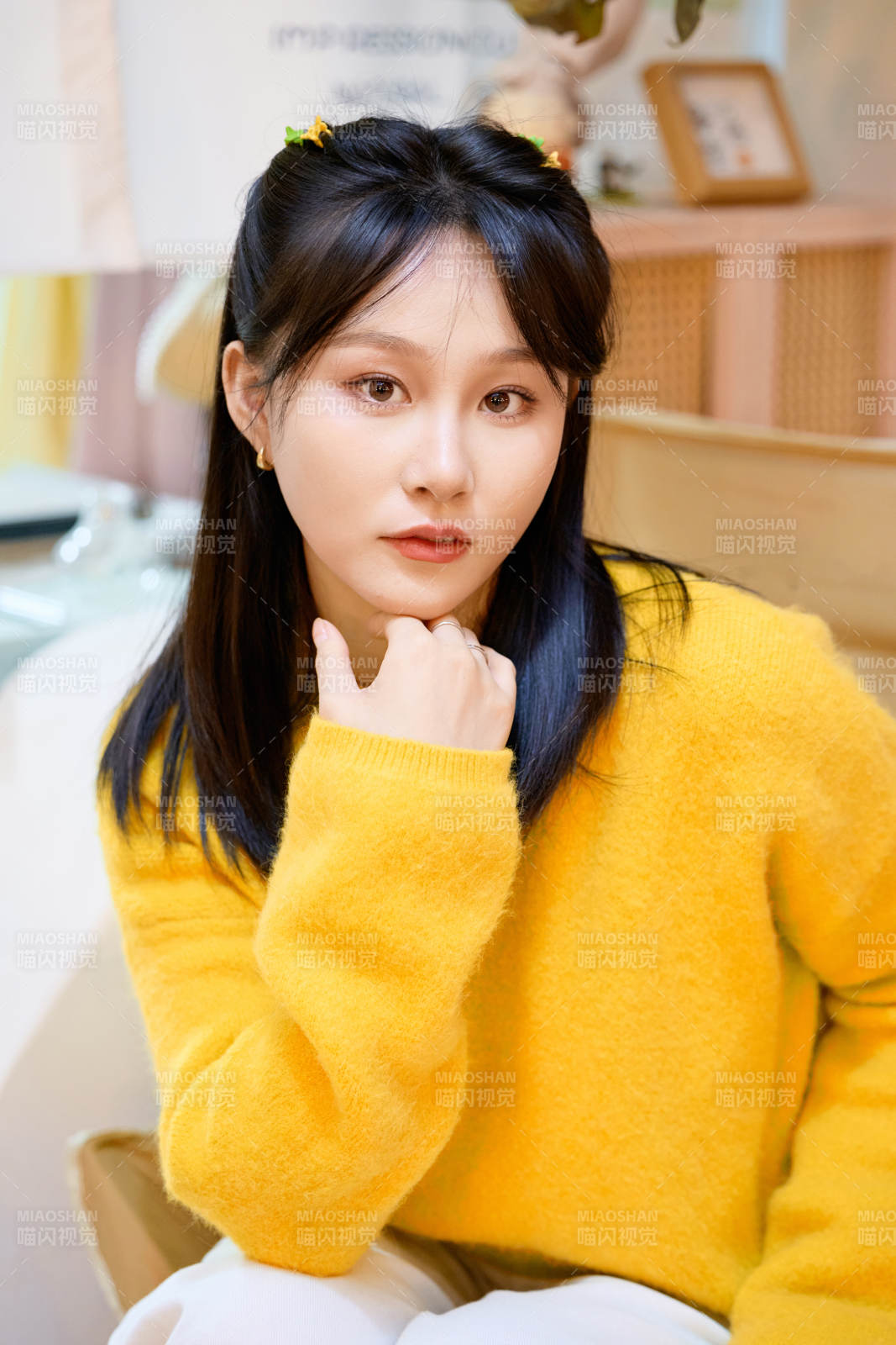 冬季在网红打卡店探店拍照的东方美女图片