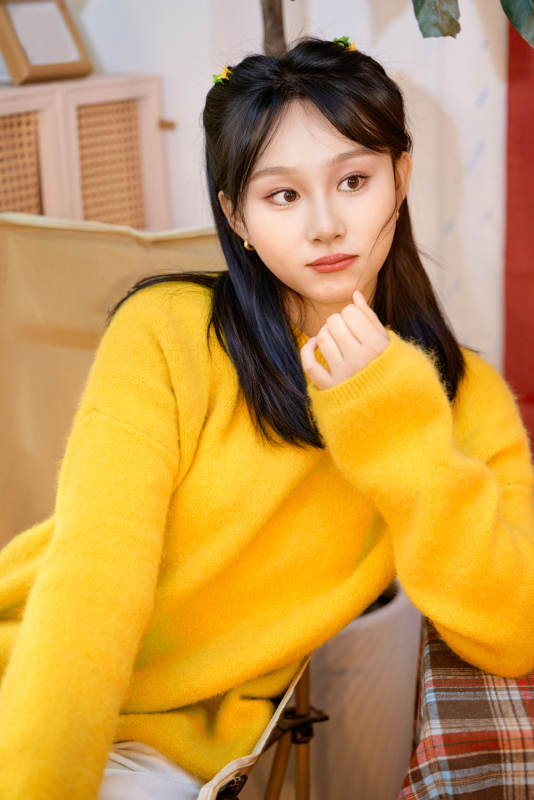 冬季在网红打卡店探店拍照的东方美女图片