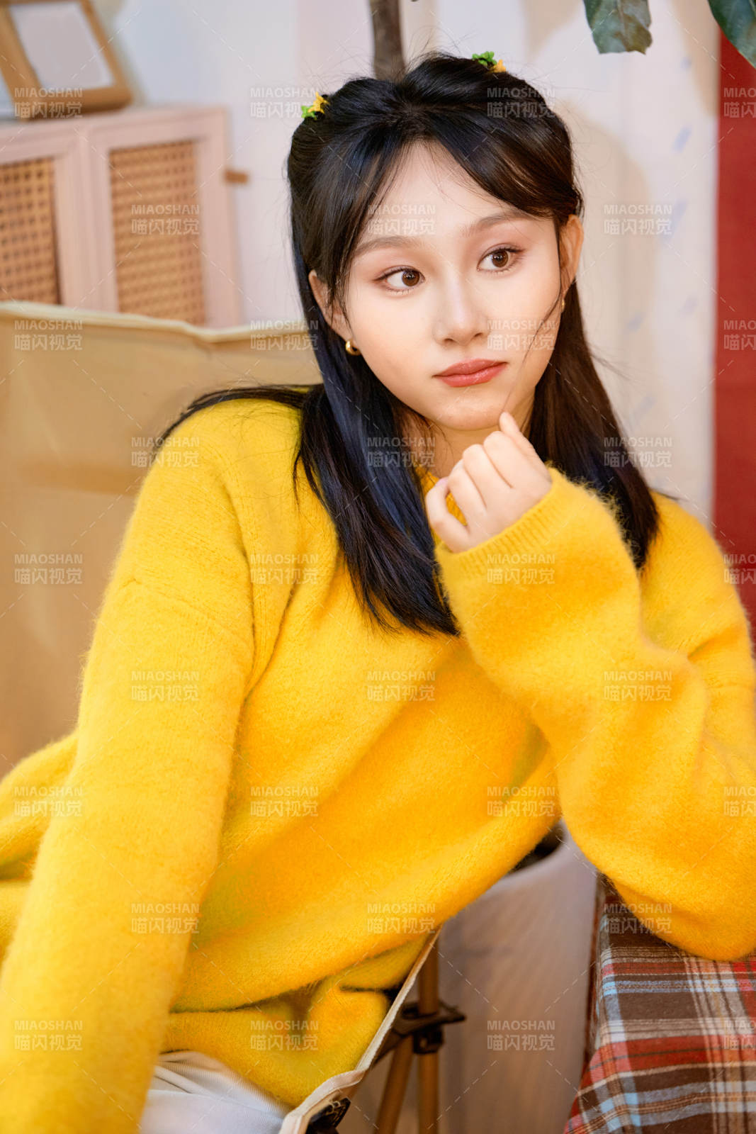 冬季在网红打卡店探店拍照的东方美女图片