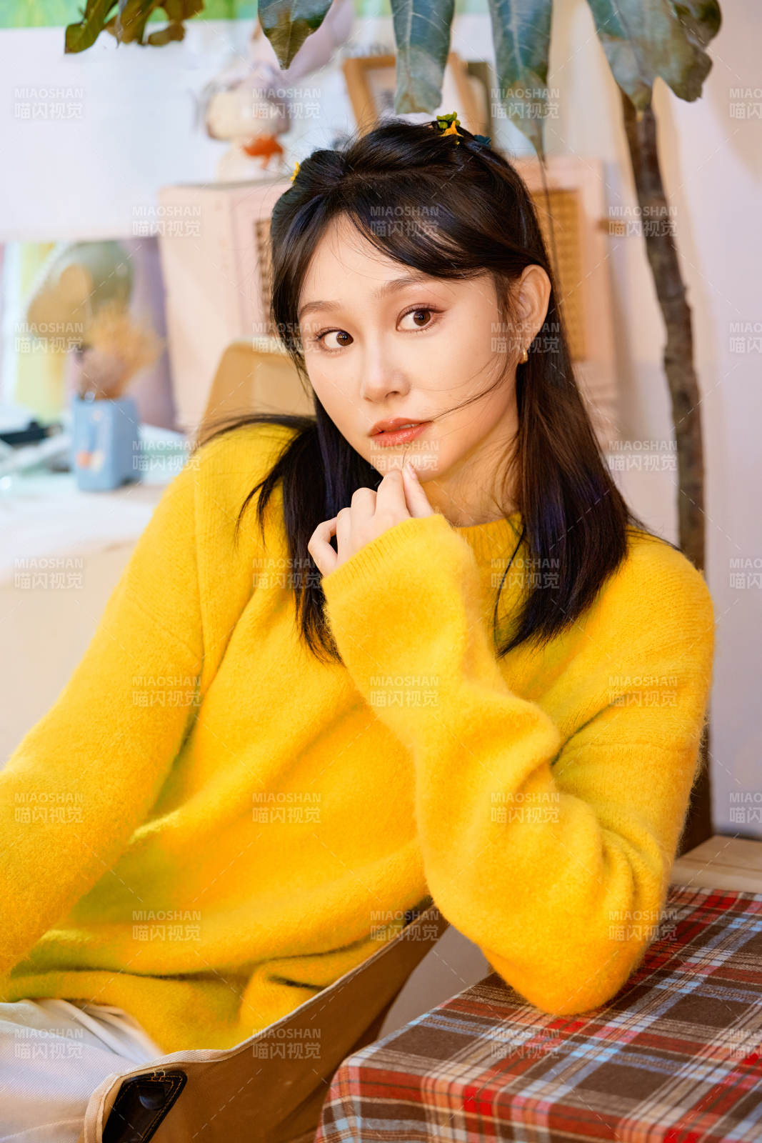 冬季在网红打卡店探店拍照的东方美女图片