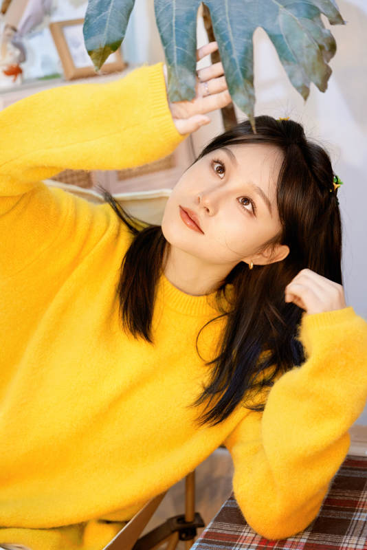 冬季在网红打卡店探店拍照的东方美女图片