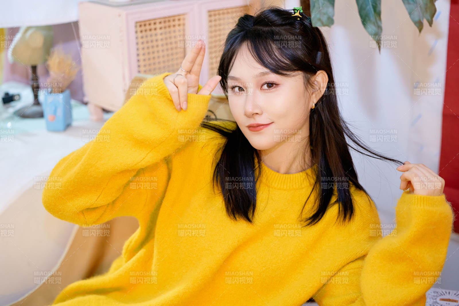 冬季在网红打卡店探店拍照的东方美女图片